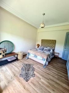 Sidi el Haj Bou DerbalaChill and vibe house的一间卧室配有一张床,铺有木地板
