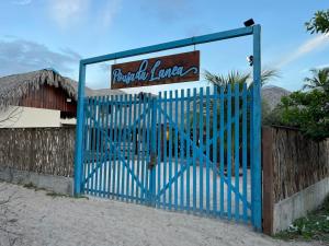 阿廷斯Pousada Lanea Experience的建筑前的蓝色门,有标志