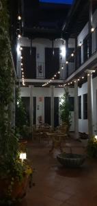 格拉纳达ADANAR-Las Columnas的一个带长凳和篮球架的夜间庭院