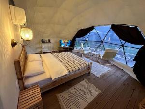 卡亚克Luvinn Kayaköy的船上帐篷内的一张大床