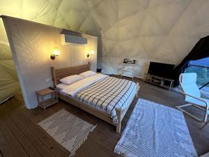 卡亚克Luvinn Kayaköy的帐篷内一间卧室,配有一张床