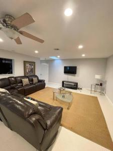 迈阿密Modern Miami Oversized 3 Bedroom in Central Location的客厅配有真皮沙发和平面电视