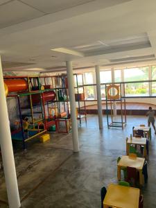 巴纳内拉斯Cond. Sonhos da Serra的一间设有桌椅的教室