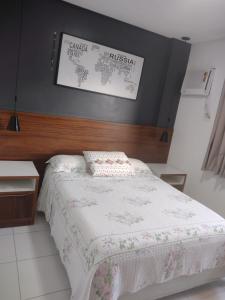 马瑙斯Apartmento Condominio Paradise Lake Dom Pedro的卧室配有一张挂有墙上标志的床