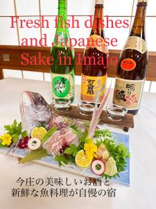 Minamiechizen川端屋　kawabataya的一张桌子,上面放着两瓶葡萄酒和一盘食物