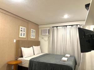 圣路易斯Flat number one temporadalitoranea的一间小卧室,配有一张床和电视