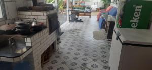 皮涅拉Pousada Mar Aberto Pinheira的一间带炉灶的厨房和瓷砖地板