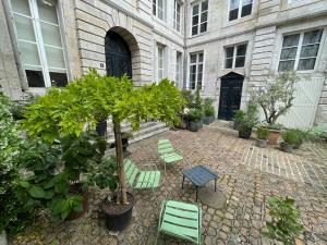 鲁昂Le villequier 8 Rouen centre的庭院配有桌椅和树木