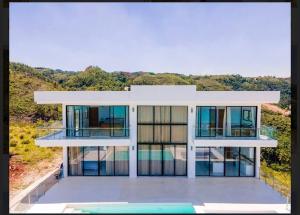 拉斯特拉纳斯Villa Ocean Blue的玻璃窗户房屋的 ⁇ 染