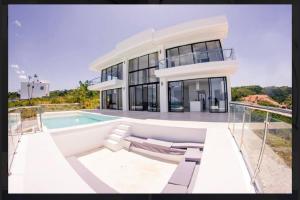 拉斯特拉纳斯Villa Ocean Blue的一座带游泳池的大型白色房屋