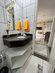 阿拉卡茹Casa temporada Aracaju的一间带水槽和镜子的浴室