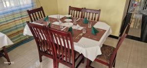 MbaleFrankfurt Cottages的餐桌、白色桌布和椅子