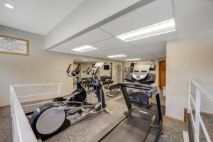 布雷肯里奇Pine Ridge Condos的健身房设有2台跑步机和2辆健身自行车