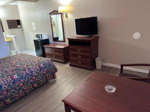 塔尔萨CRYSTAL MOTEL的配有一张床和一台平面电视的酒店客房