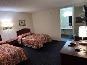 塔尔萨CRYSTAL MOTEL的酒店客房配有两张床和一张书桌