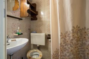奥米什Apartments and rooms by the sea Nemira, Omis - 2781的一间带卫生间和水槽的浴室