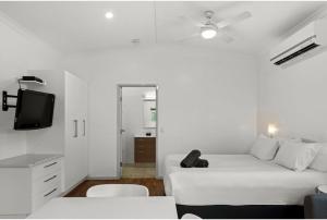艾利斯斯普林斯Discovery Parks - Alice Springs的白色的客厅配有白色的沙发和电视