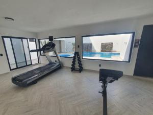 马德罗城FIESTA MIRAMAR的一间设有跑步机和窗户的健身房