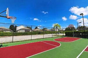 基西米Pool Home in Famous Windsor Palms Resort 4 Miles to Disney, Free Resort Amenities的篮球场,带篮球架