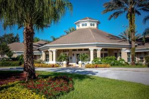 基西米Pool Home in Famous Windsor Palms Resort 4 Miles to Disney, Free Resort Amenities的前面有棕榈树的建筑