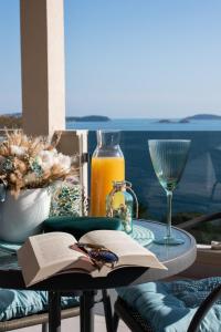 米利尼Blue Ivy的一张桌子,上面放着一本书和一杯橙汁