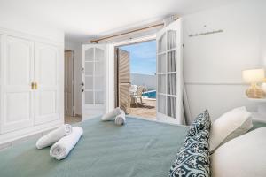 阿莱奥尔Can Poriol的一间卧室配有一张床,享有海景