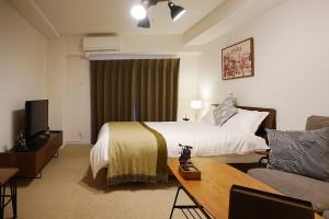 大阪川House難波南-花园町的酒店客房,配有床和沙发