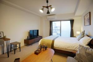 大阪川House難波南-花园町的一间酒店客房,配有一张床和一台电视