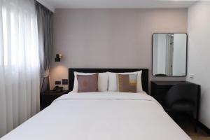 屏东县子琪大饭店的卧室配有一张白色大床和镜子