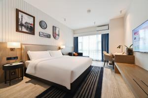 广州广州丽途国际公寓酒店（宝能演艺中心店）的配有一张床和一台平面电视的酒店客房