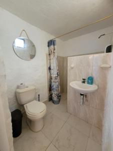 San SilvestreTolu paradise 101的一间带卫生间和水槽的浴室