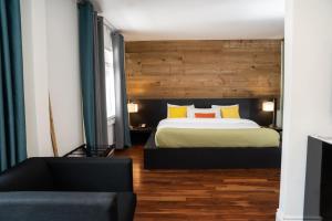 肖维尼根Hôtel Énergie Shawinigan的一间卧室配有一张木墙床