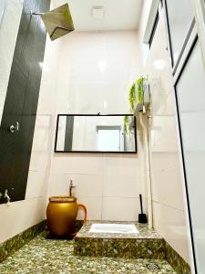 Kampong Tanah MerahAuranad Guest House Tanah Merah Wifi-Netflix的一间带水槽和镜子的浴室
