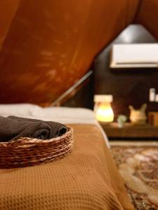 怡保Tingkat Valley的睡床边的柳条篮