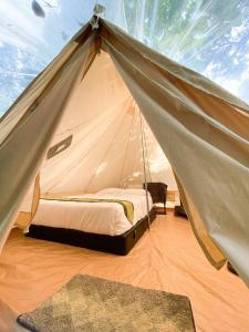 怡保Tingkat Valley的一间卧室,配有带一张床的帐篷