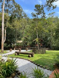怡保Tingkat Valley的草地上设有长凳的公园