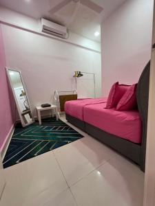 Kampong Tanah MerahAuranad Guest House Tanah Merah Wifi-Netflix的卧室配有粉红色的床和镜子