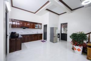 木州县Villa Habit 3br Center Mộc Châu的厨房配有木制橱柜和不锈钢冰箱。