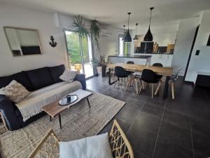 蒙托鲁Villa26的客厅配有沙发和桌子
