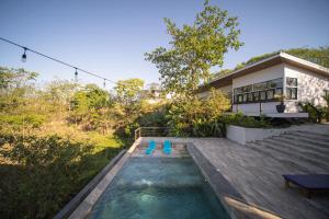 San IsidroVista Loma Estate的庭院中带游泳池的房子