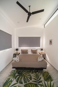 San IsidroVista Loma Estate的一间卧室配有一张大床和两张桌子