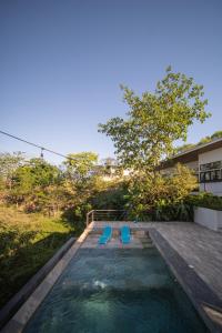 San IsidroVista Loma Estate的后院的游泳池,配有2把蓝色椅子