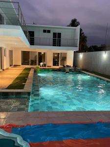 EscuintlaHermosa Casa de Playa的房屋前的大型游泳池
