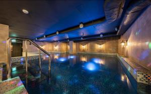 首尔Shinchon Wol Hotel的大楼内带灯光的室内游泳池