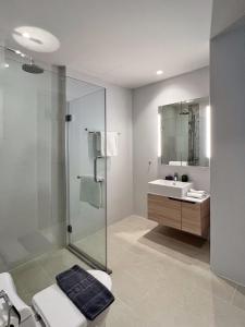 邦涛海滩Diamond Resort by I Am Home的一间带玻璃淋浴和水槽的浴室