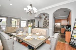 休斯顿3BR 3Ba Upscale Luxury Home in The Heights的用餐室以及带桌椅的起居室。