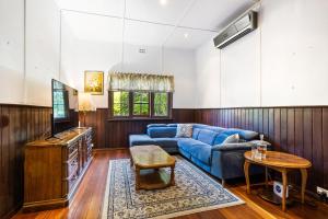 弗里曼特All Decked Out, Fremantle的客厅配有蓝色的沙发和电视