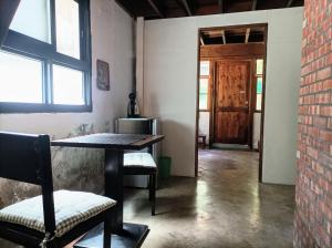 台南复古小屋的配有桌椅和门的房间