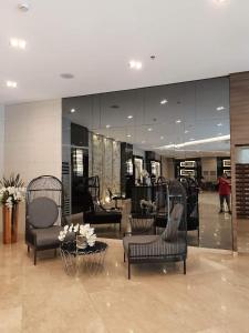 马尼拉Fame Residences T1 Family Suite 1507的商场里带桌椅的商店