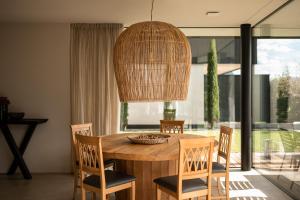 思科纳Villa Goyen的一间带木桌和椅子的用餐室